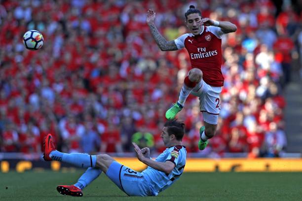 韦伯谈埃万尼尔松对曼联红牌被取消：接触力量不大，应是黄牌.